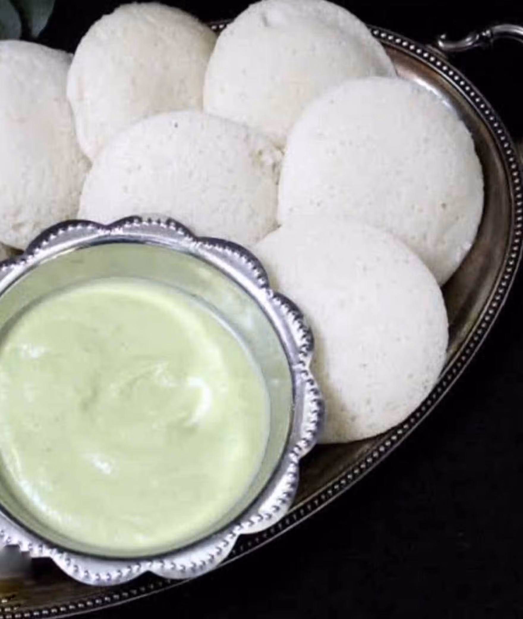 Soft steamed idli with chutney